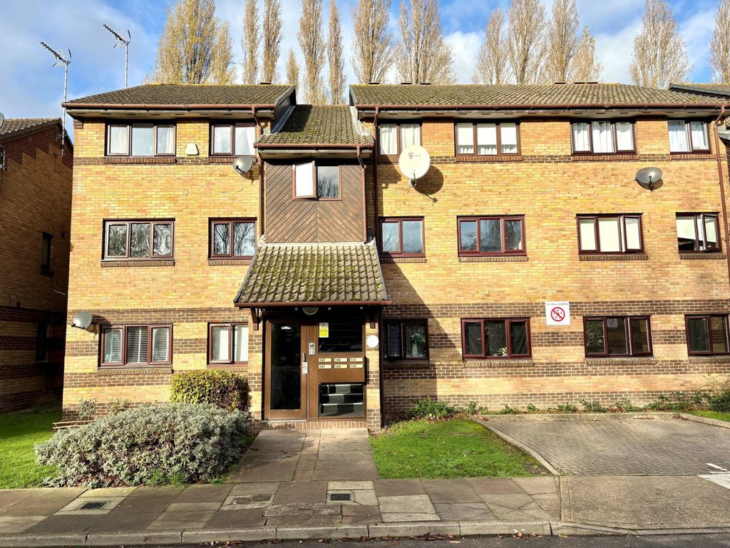 Property photo 1 of 20 Spacious 2 Bed Flat | Harp Island Close Nw10