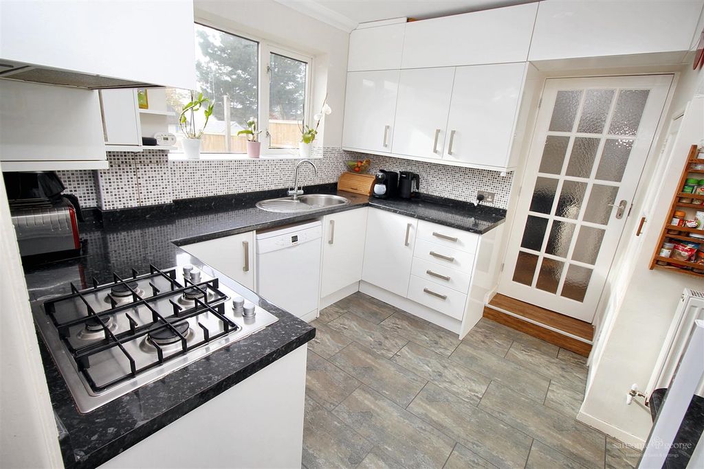 Property photo 2 of 19 Kitchen