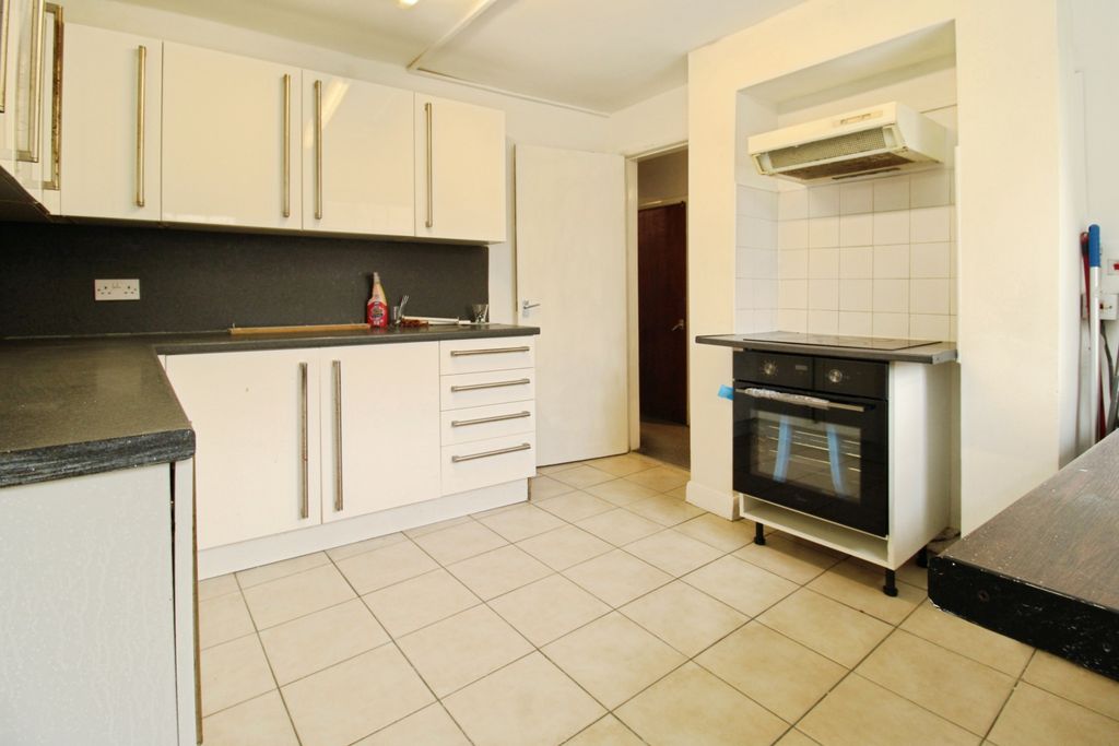 Property photo 2 of 9 Kitchen
