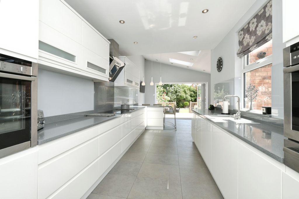 Property photo 3 of 27