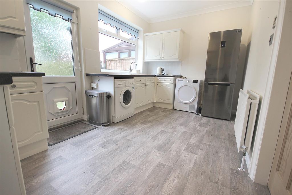 Property photo 2 of 12 Kitchen