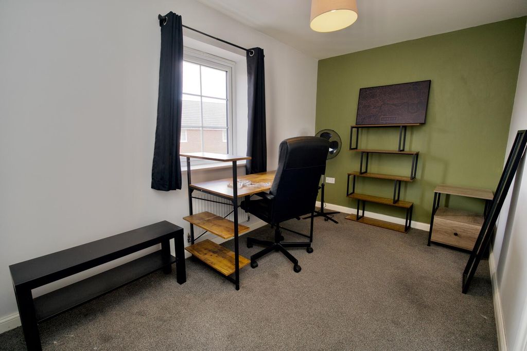 Property photo 3 of 17 Study / Bedroom