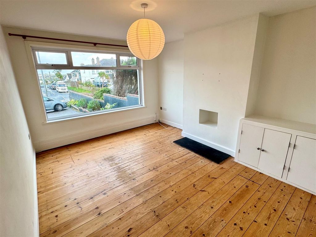 Property photo 3 of 20 126 Henver Road Lounge