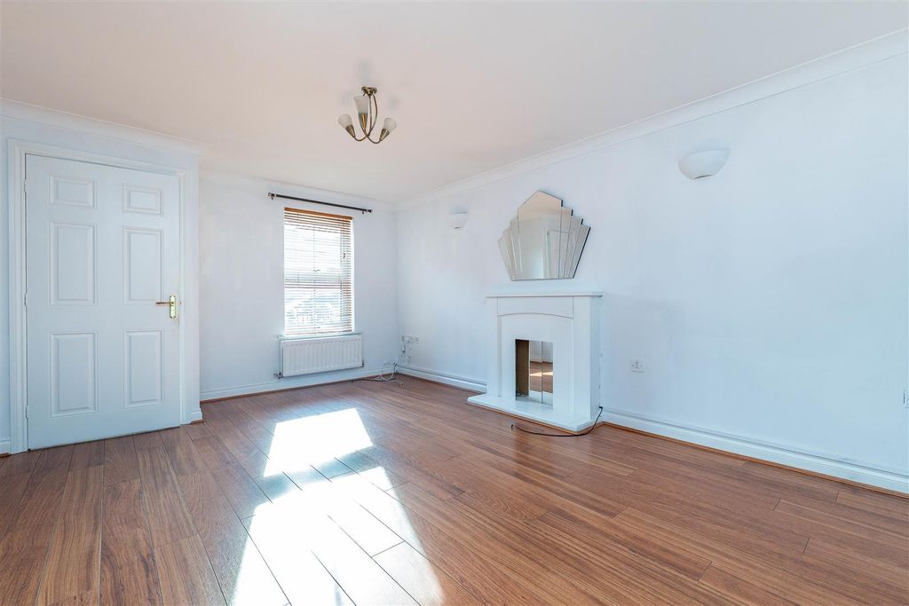 Property photo 2 of 24 Lounge