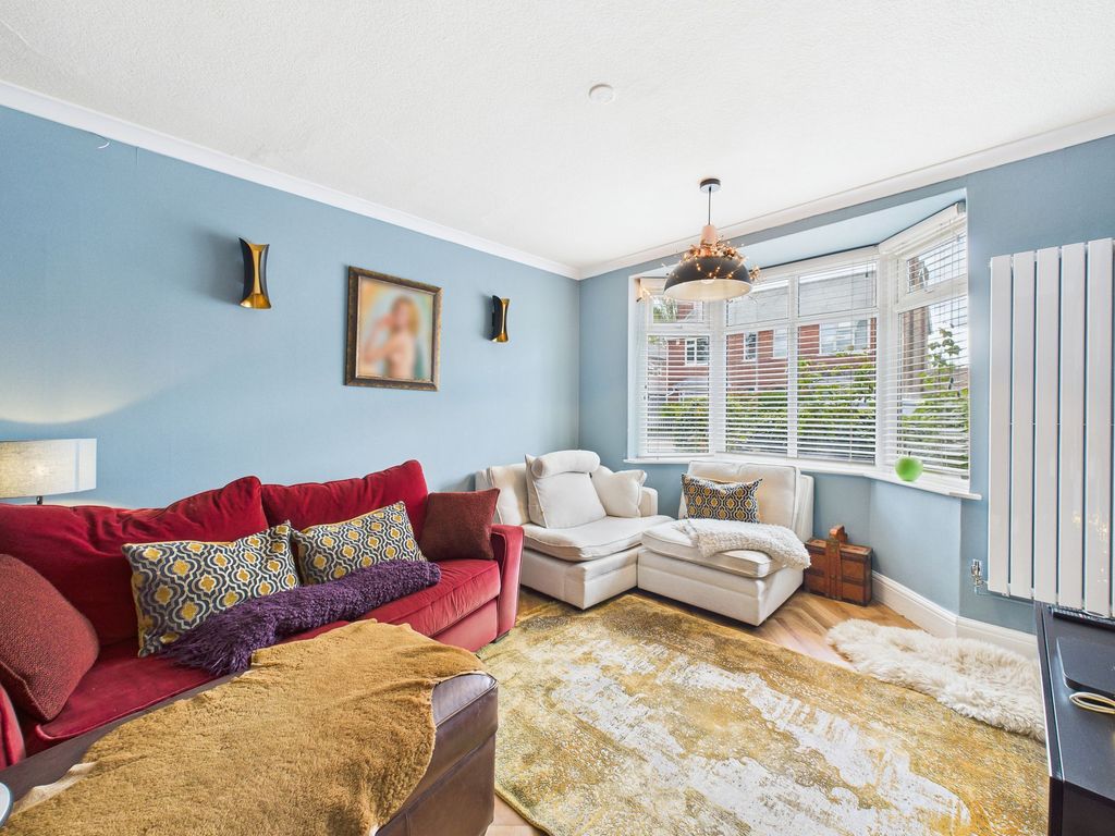 Property photo 2 of 32 Lounge