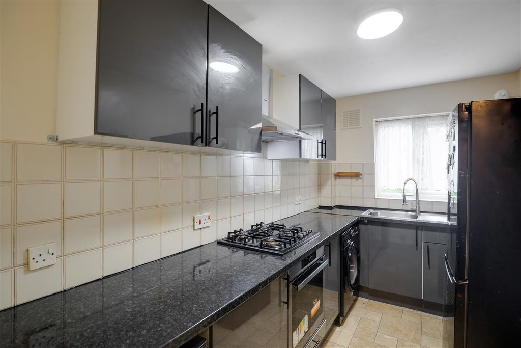 Property photo 3 of 12 09-014184569-Propworld-Jj-Wells Park Court-13.Jpg