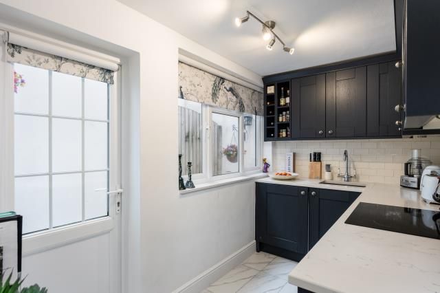Property photo 3 of 10 Kitchen