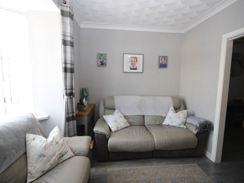 Property photo 3 of 17 Lounge 2