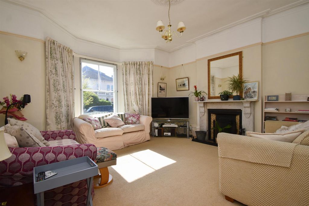 Property photo 2 of 27 Living Room