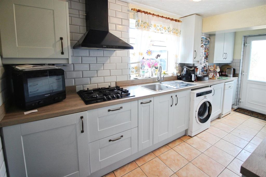 Property photo 3 of 21 Fitted Kitchen