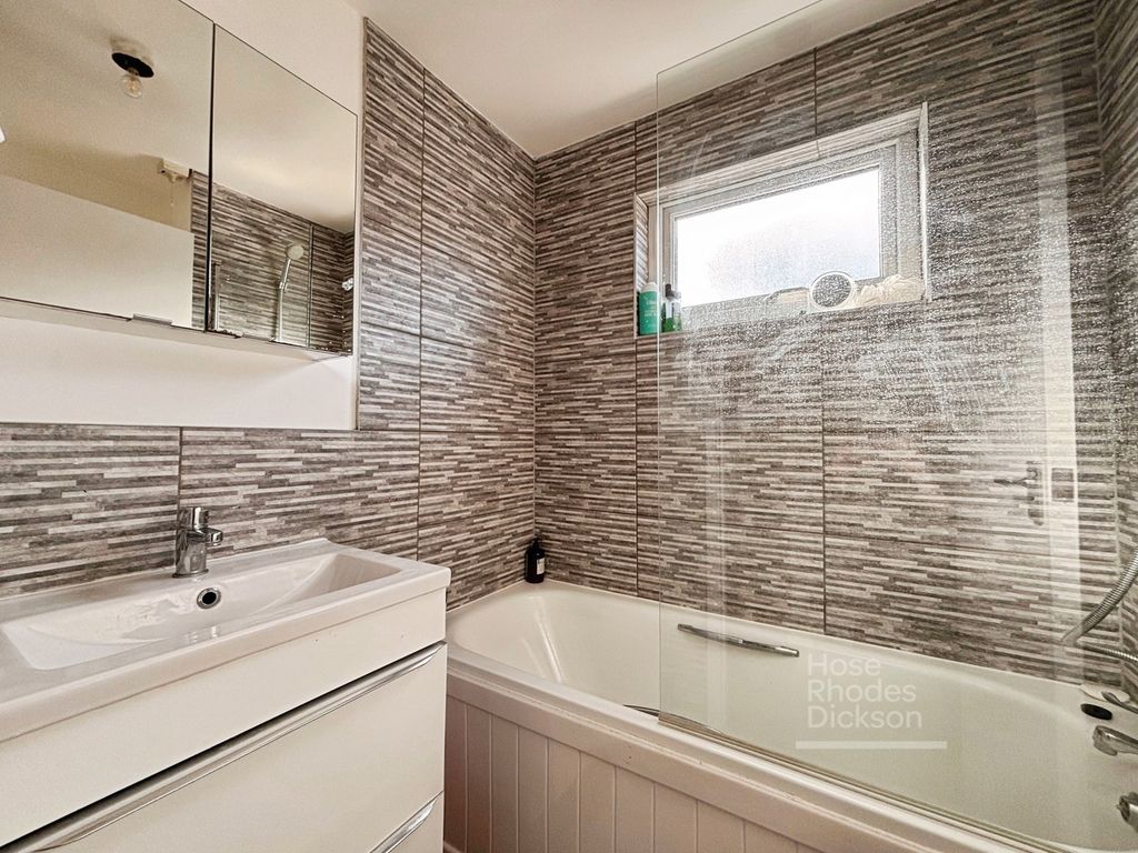 Property photo 3 of 10 Bathroom