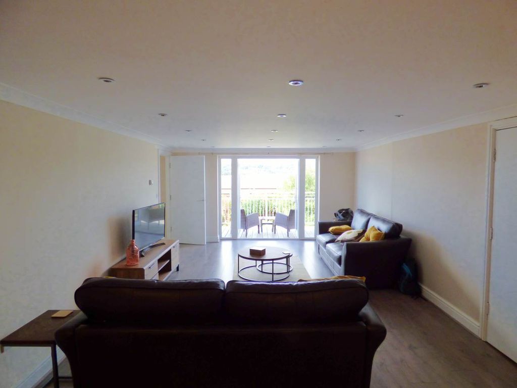Property photo 3 of 20 Living Room Aspect 1