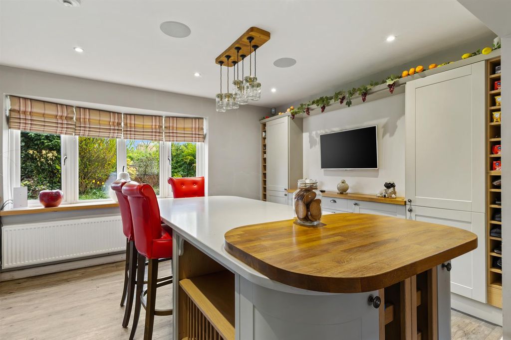 Property photo 3 of 49 Breakfast Kitchen