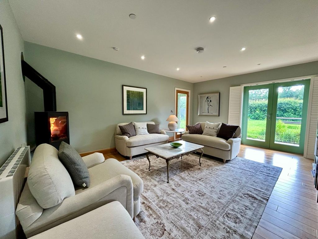 Property photo 2 of 16 Lounge