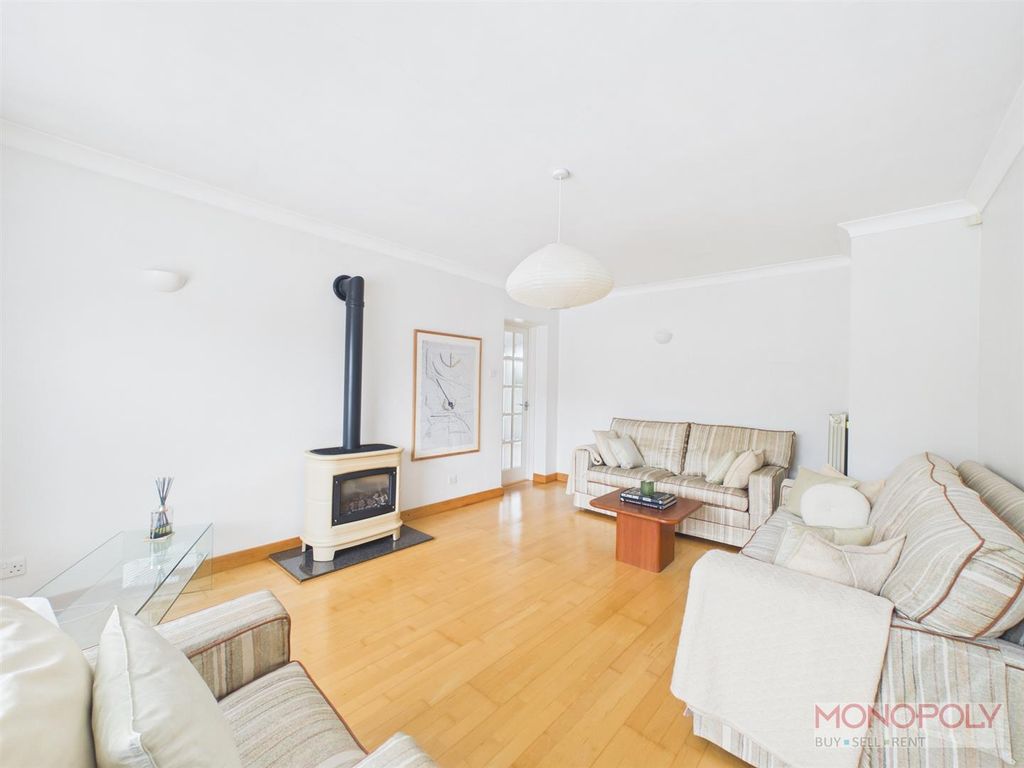 Property photo 3 of 20 Lounge