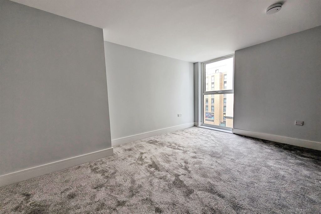 Property photo 3 of 5 (Main)