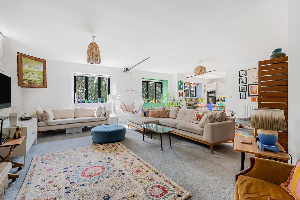 Property photo 3 of 33