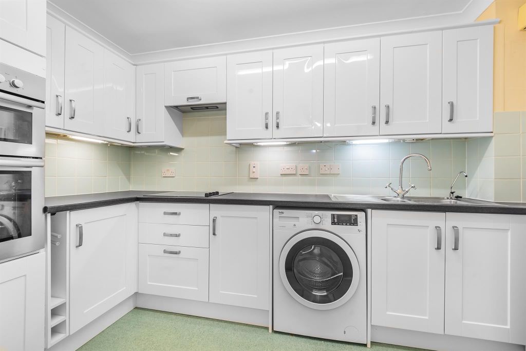 Property photo 1 of 11 Kitchen