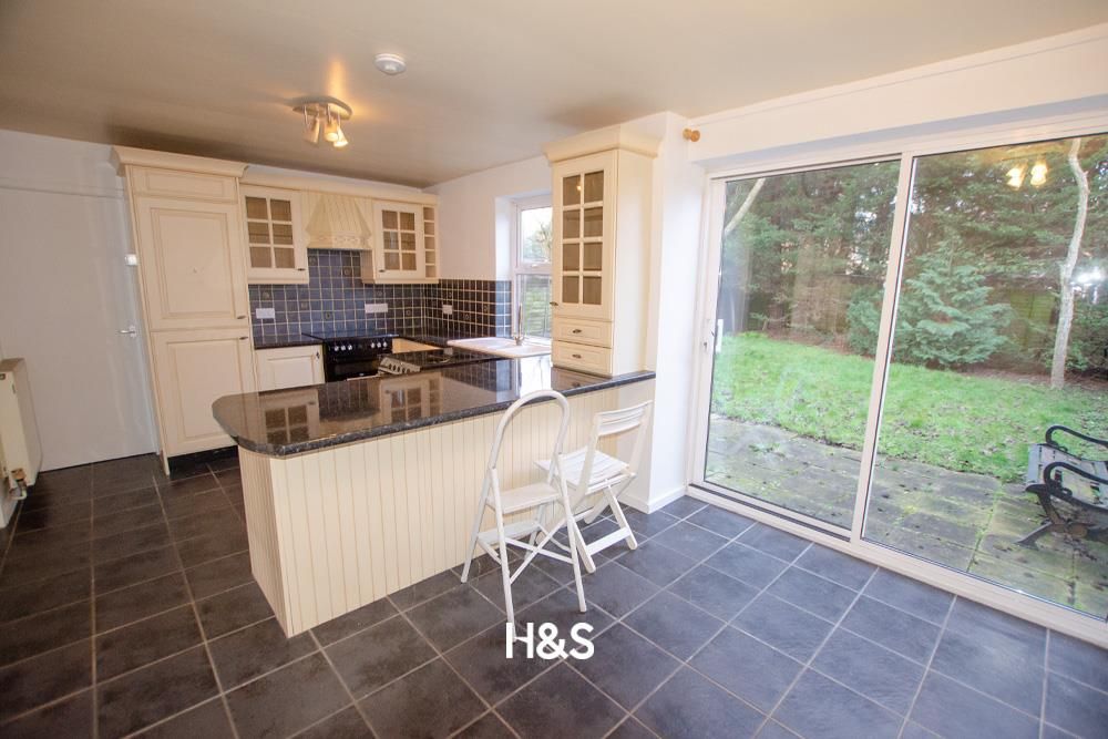 Property photo 2 of 11 Kitchendiner.Jpg