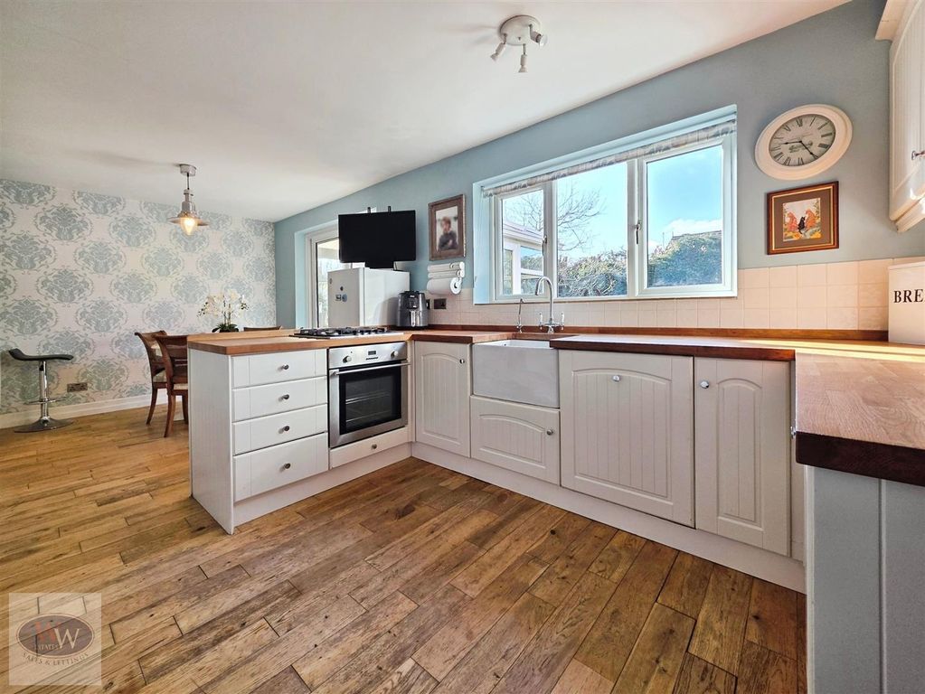 Property photo 3 of 32 Kitchen