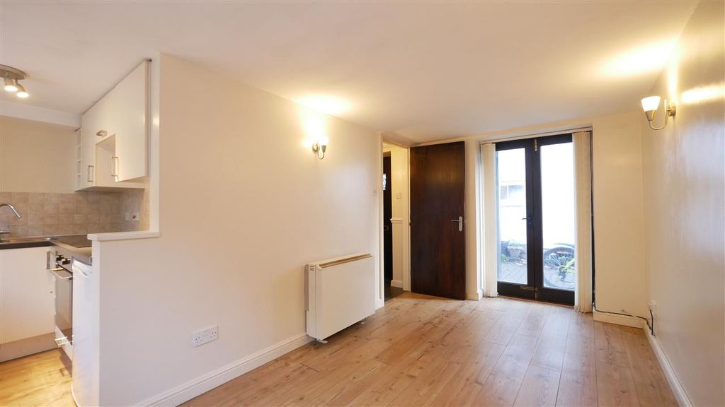 Property photo 2 of 8 Lounge