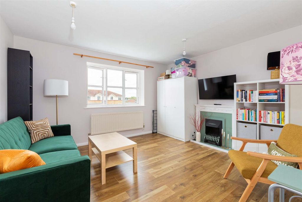 Property photo 2 of 13 16 Cobham Close-13.Jpg
