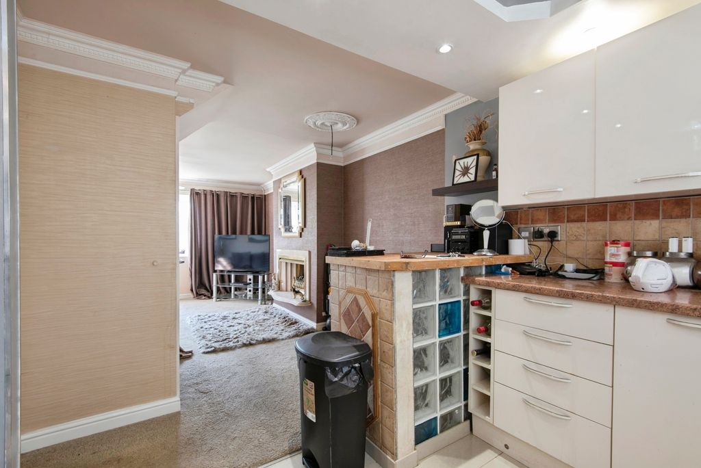 Property photo 3 of 17 Kitchen