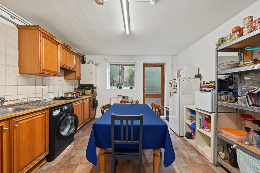 Property photo 3 of 10 Kitchen