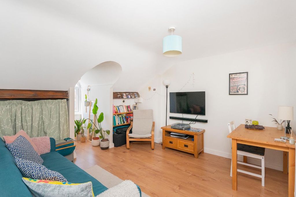 Property photo 3 of 22 T4F4Fhrrd - Lounge D.Jpg