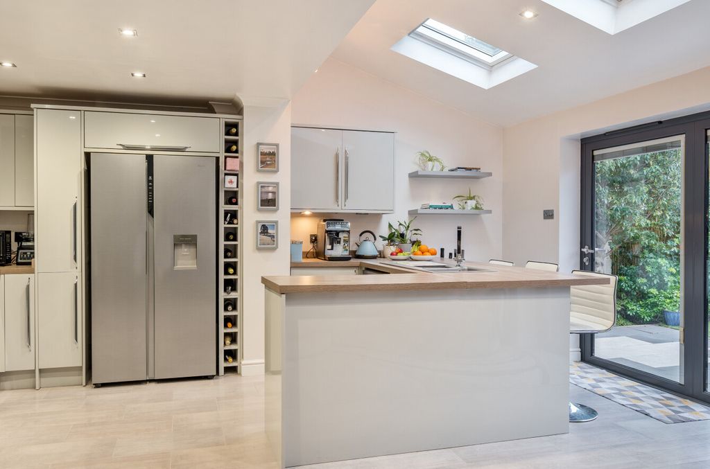 Property photo 3 of 18 1395714-8-696526c...