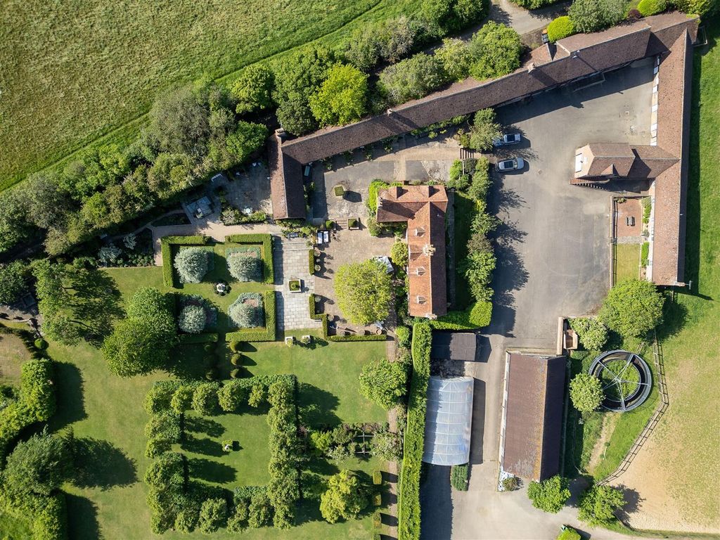 Additional image 12 of 7 bed property for saleDovehouse Lane, Kensworth LU6