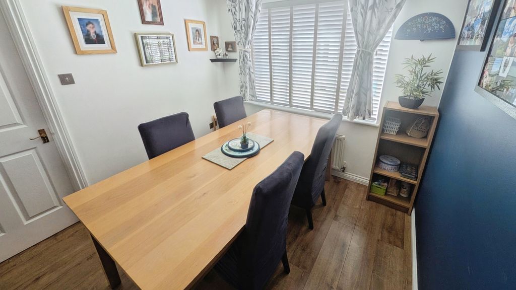 Property photo 3 of 17 E9757Aa4-Dining 20Room1