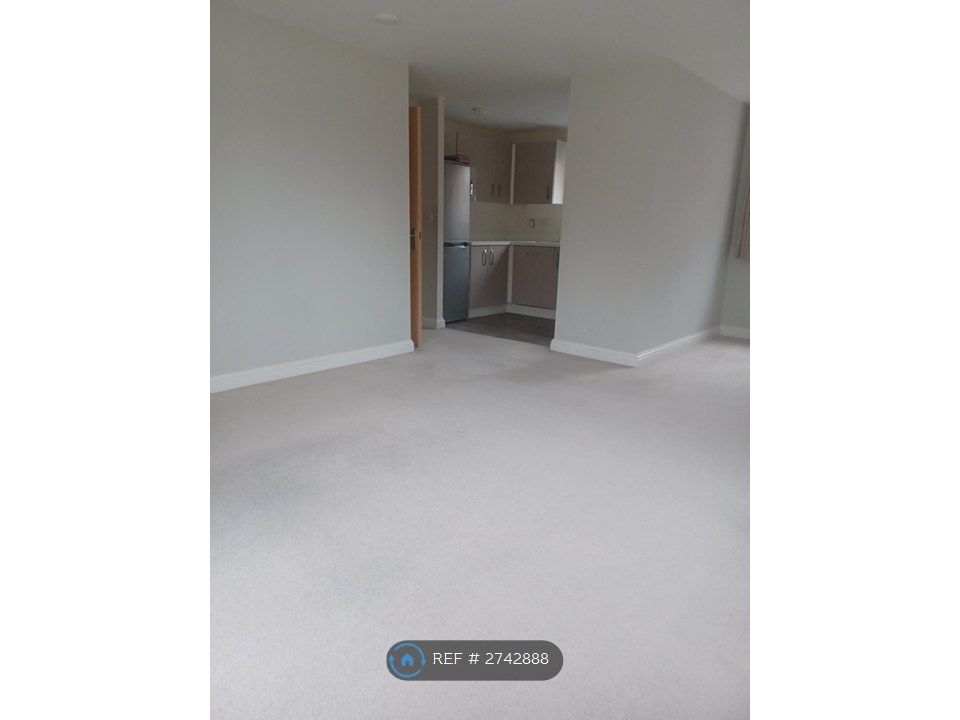 Property photo 3 of 19 Large And Spacious Living Room / Dining Room