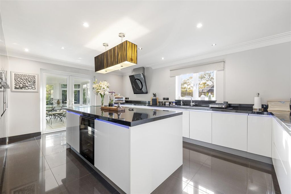 Property photo 2 of 39 Leander, Avenue Road Cranleigh, Gu6 7Ll-28.Jpg
