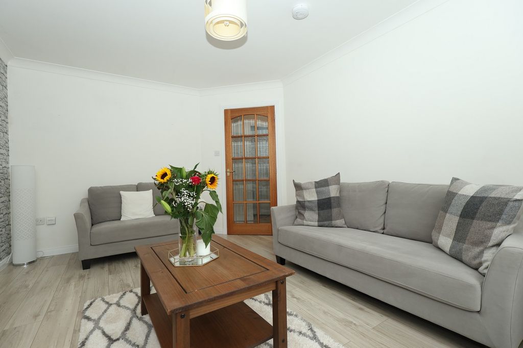 Property photo 3 of 9 Lounge Additional