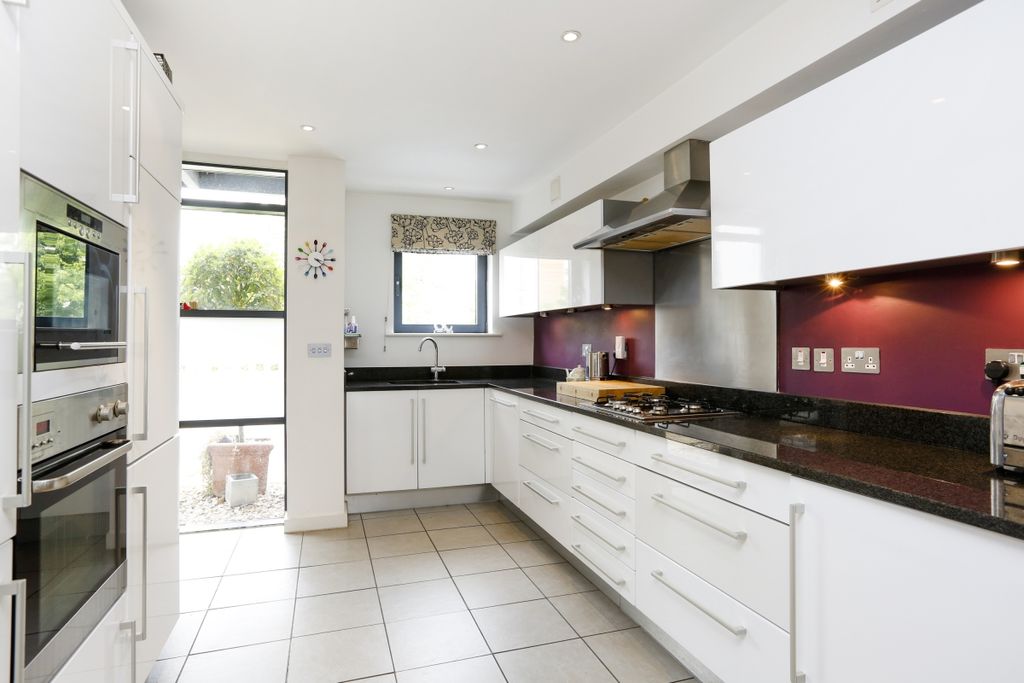 Property photo 3 of 15 17-Whitelands-Cre...