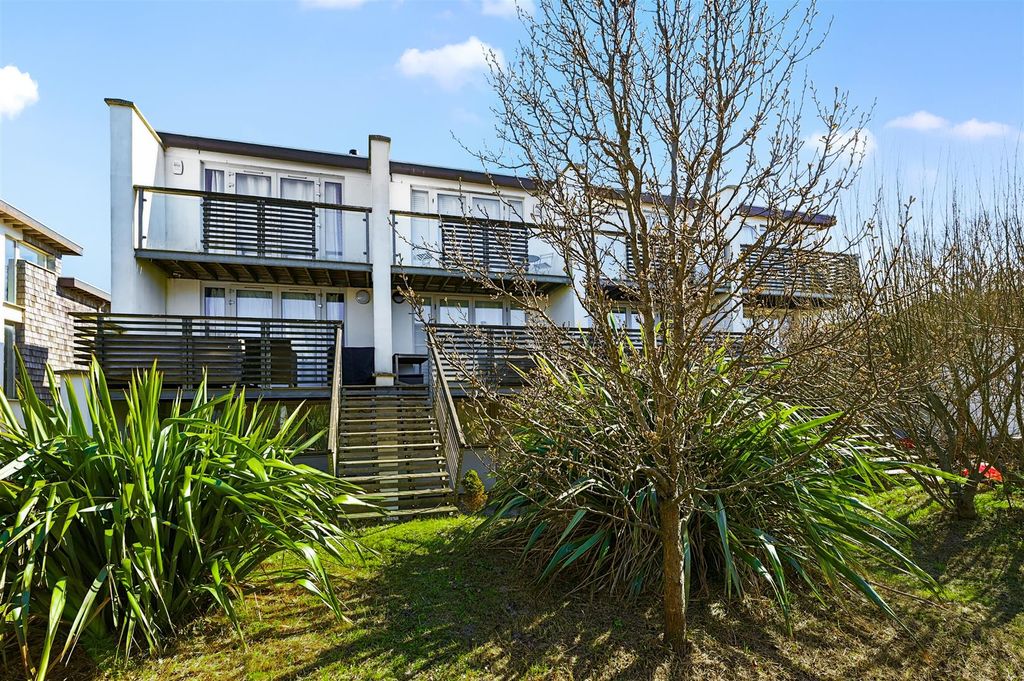 Property photo 1 of 14 19 Cadborough Cliff Tn31 - Externals (2)