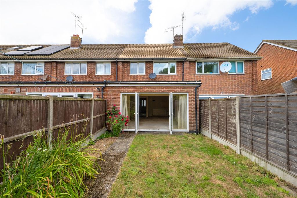 Property photo 2 of 14 Willow Close, Canterbury