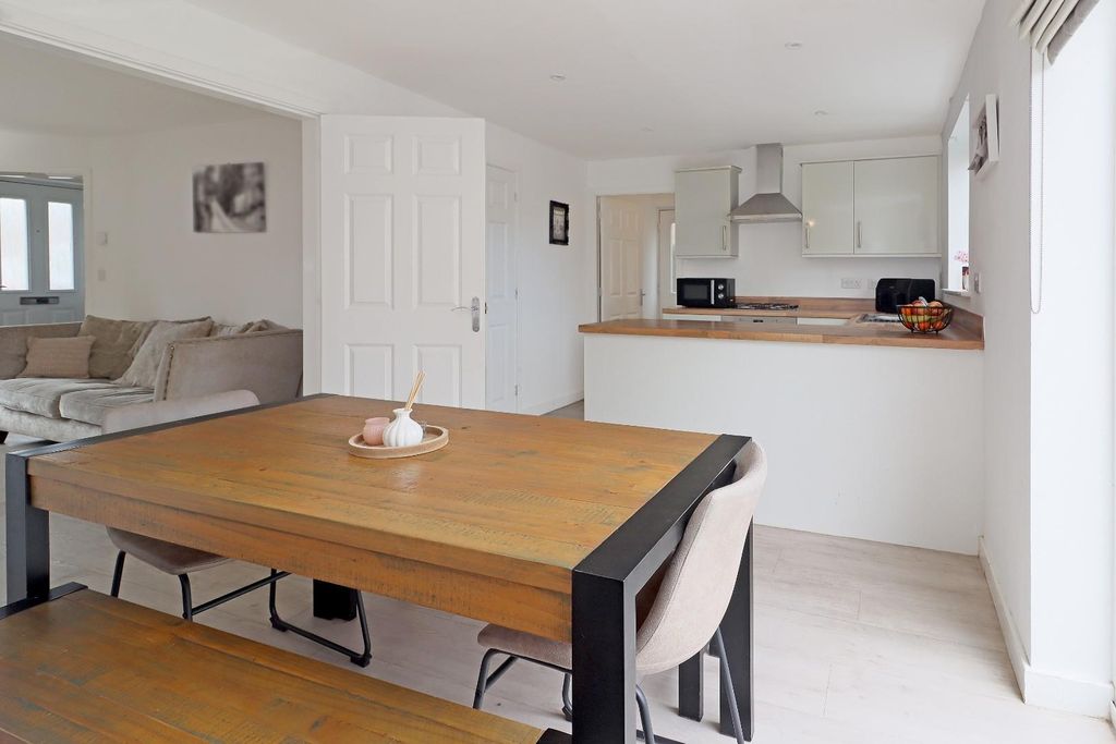 Property photo 3 of 12 Kitchen/ Dining Room