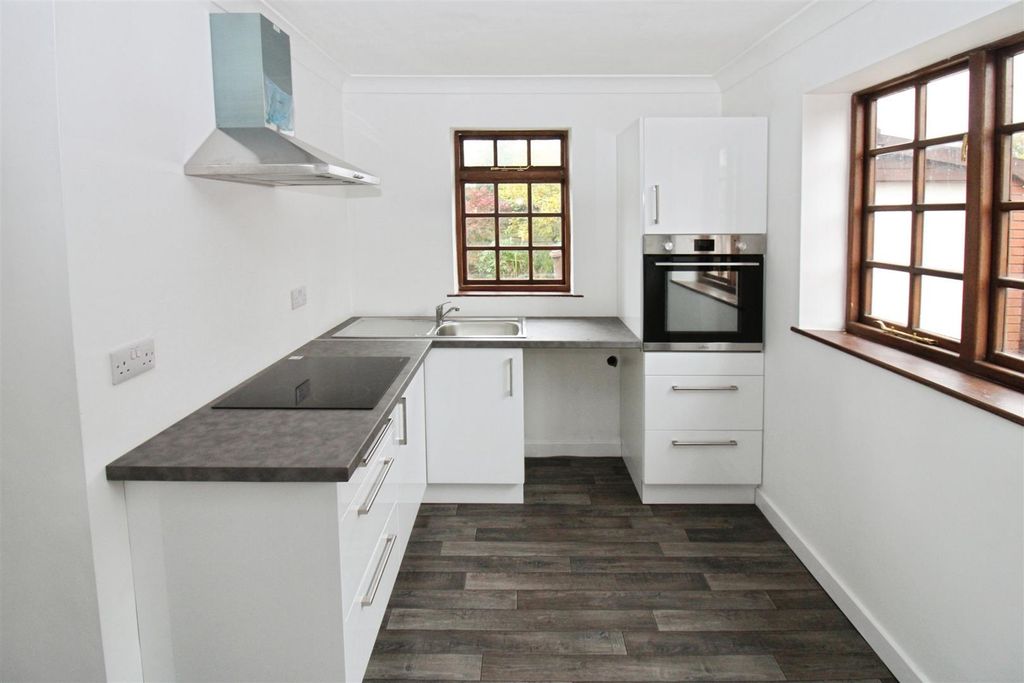 Property photo 3 of 14 Fitted Kitchen
