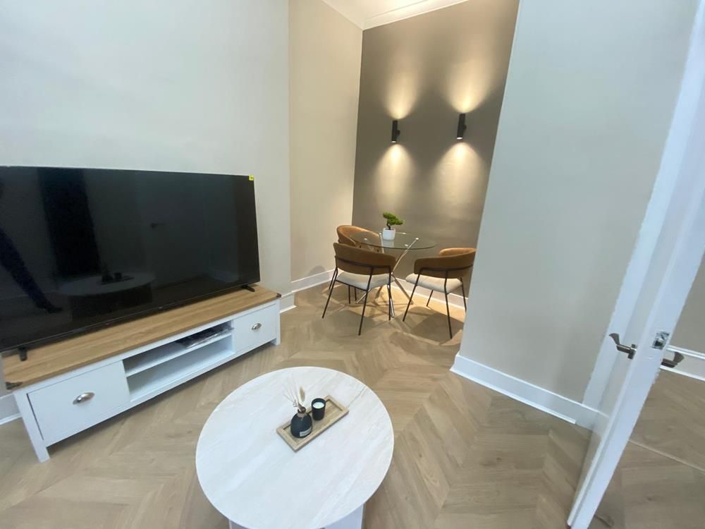 Property photo 2 of 11 Lounge 2