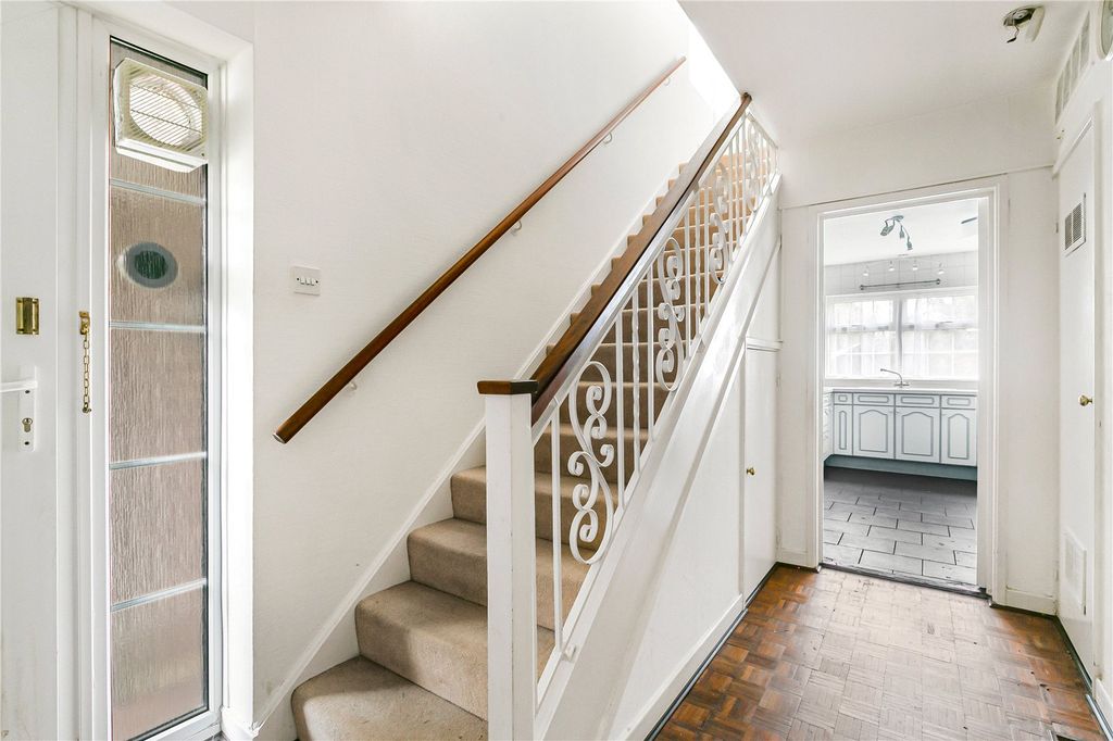 Property photo 2 of 15 Entrance Hall