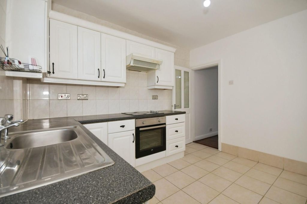 Property photo 2 of 17 Kitchen