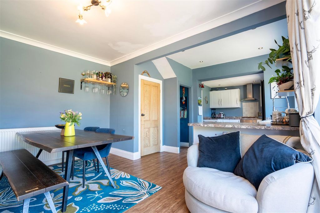 Property photo 3 of 11 Kitchen / Diner