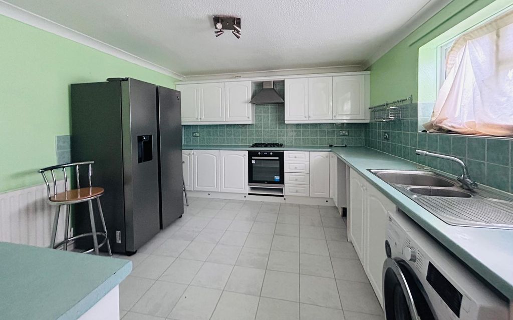 Property photo 2 of 9 Kitchen