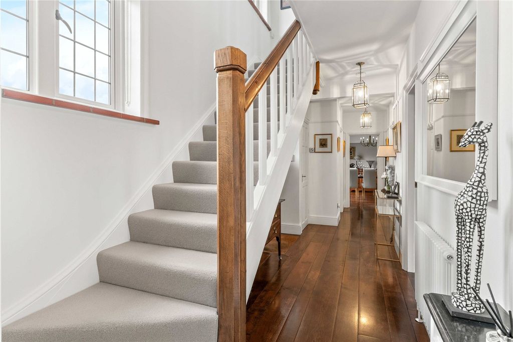 Property photo 2 of 36 Entrance Hall