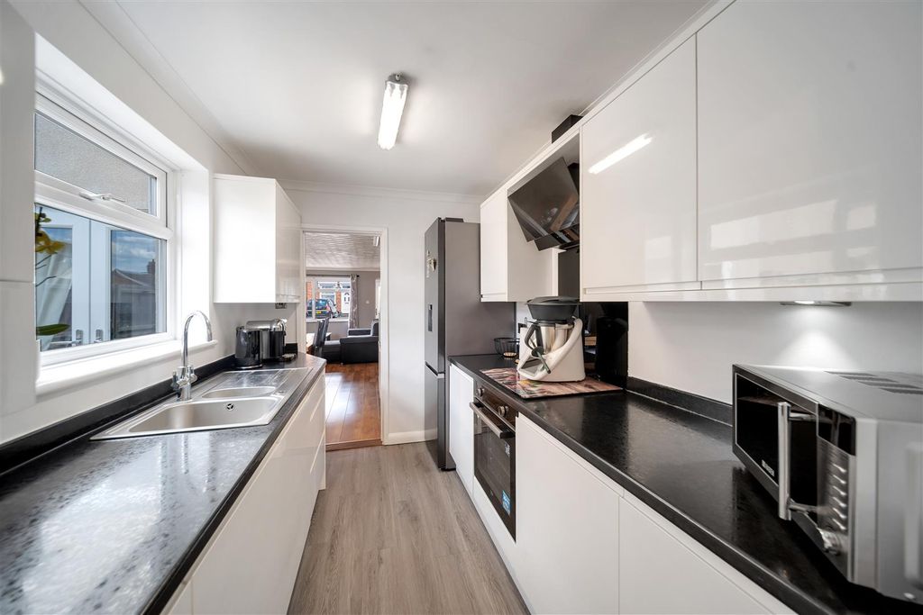 Property photo 3 of 15 8 Newton Rd-41.Jpg
