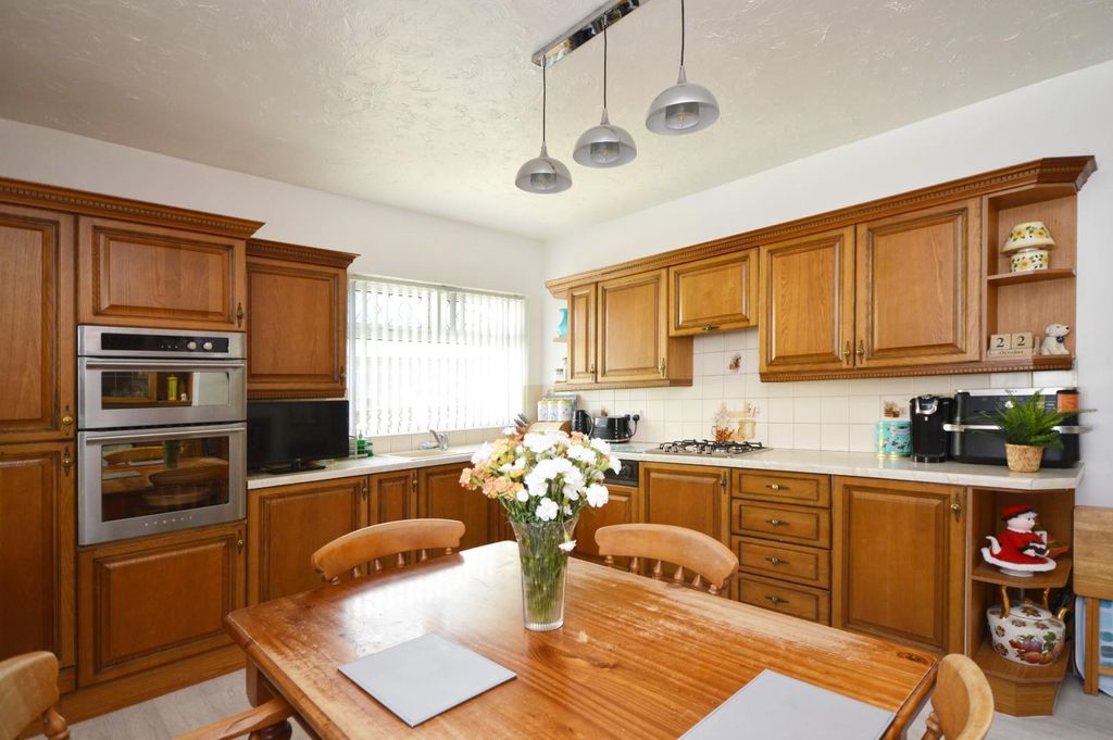 Property photo 3 of 17 Kitchen/Breakfast Room