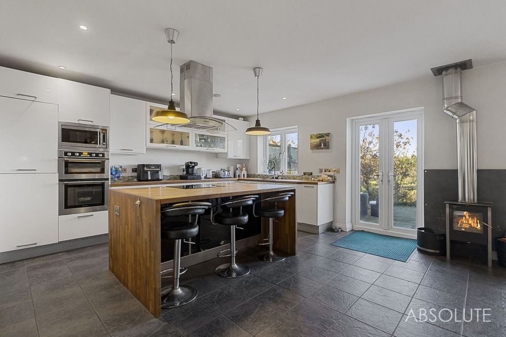 Property photo 2 of 43