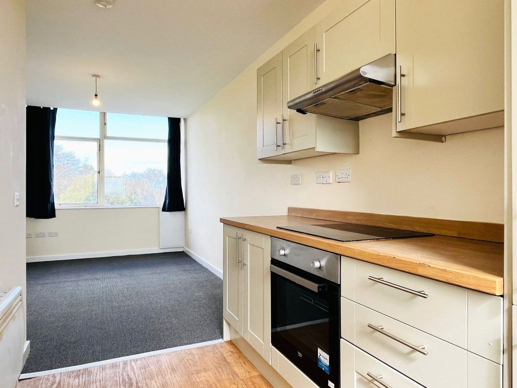 Property photo 3 of 10 Kitchen